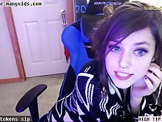 Skinny streamer flashing tits and ass on webcam